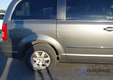 2010 Chrysler Town & Country Touring from USA, damaged, VIN 2A4RR5D15AR381553